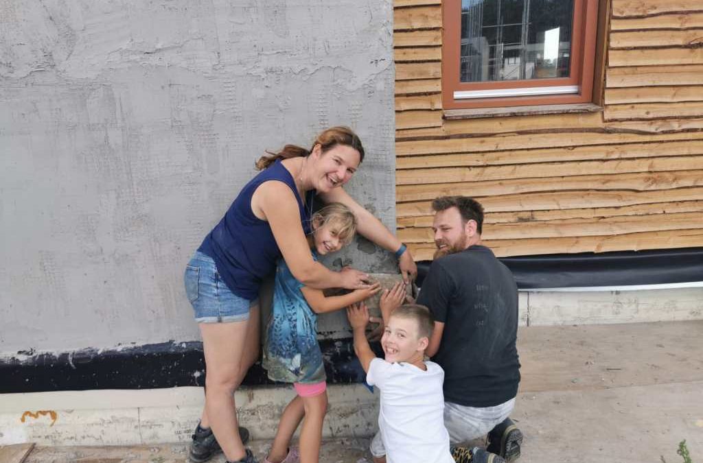 Eerste steen geplaatst bij ‘Kasteel Tomte’ in Almere Oosterwold