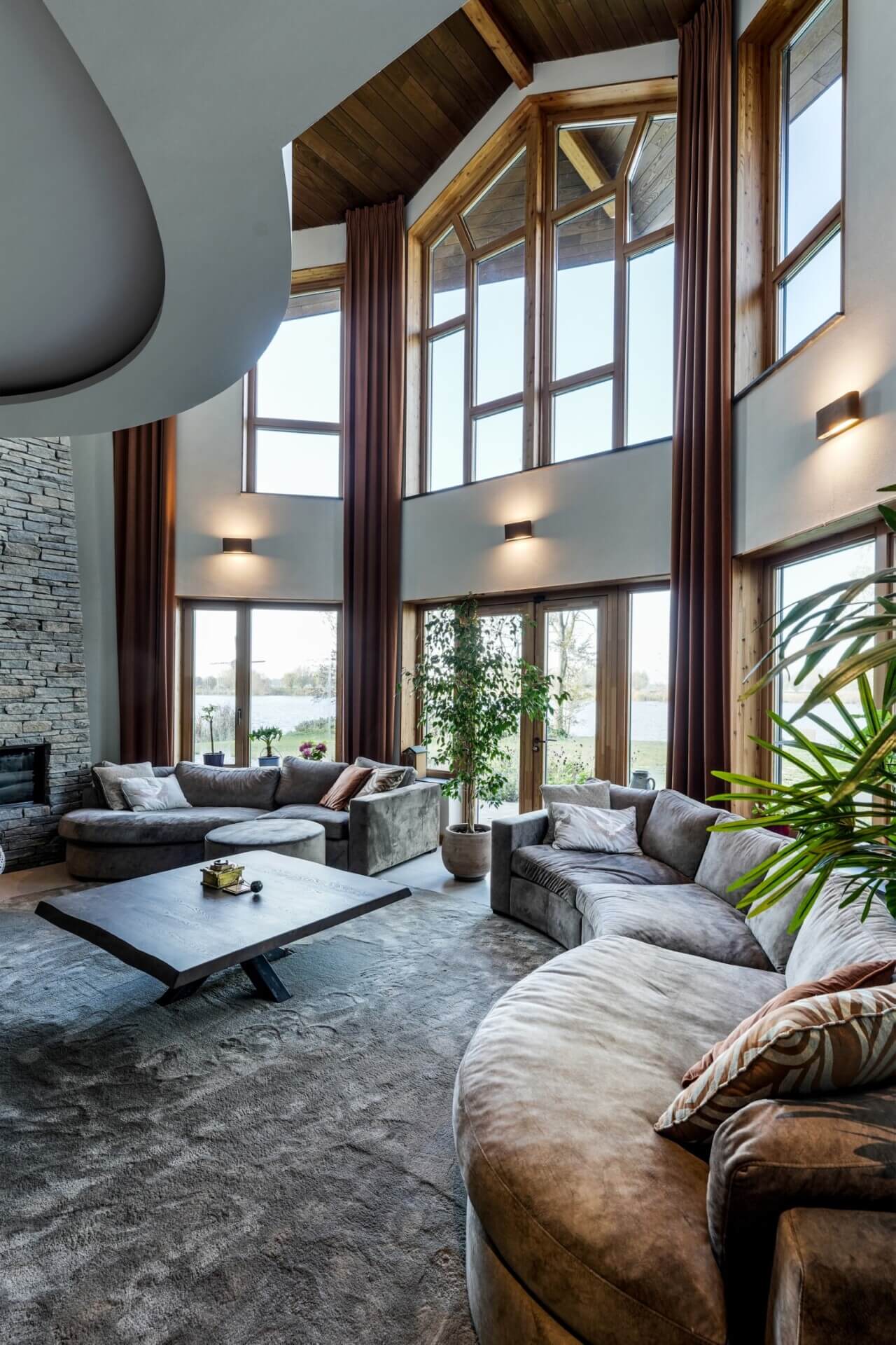 ruimtelijk hoog architect hout villa woning maasdam