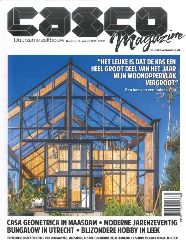 Cover van Casco Magazine zomer 2025 met glazen kaswoning en titelvermelding van Casa Geometrica in Maasdam