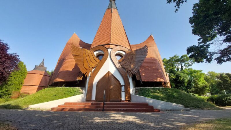 Verzorgde kerk aan het Balatonmeer – levendig voorbeeld van organische architectuur in gebruik