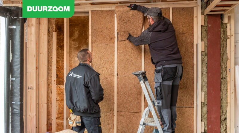 Plaatsen van Isolvlas dekens in een houtskeletbouw frame
