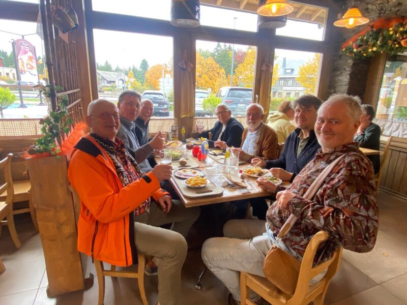 Samen de bevindingen tijdens de reis bespreken